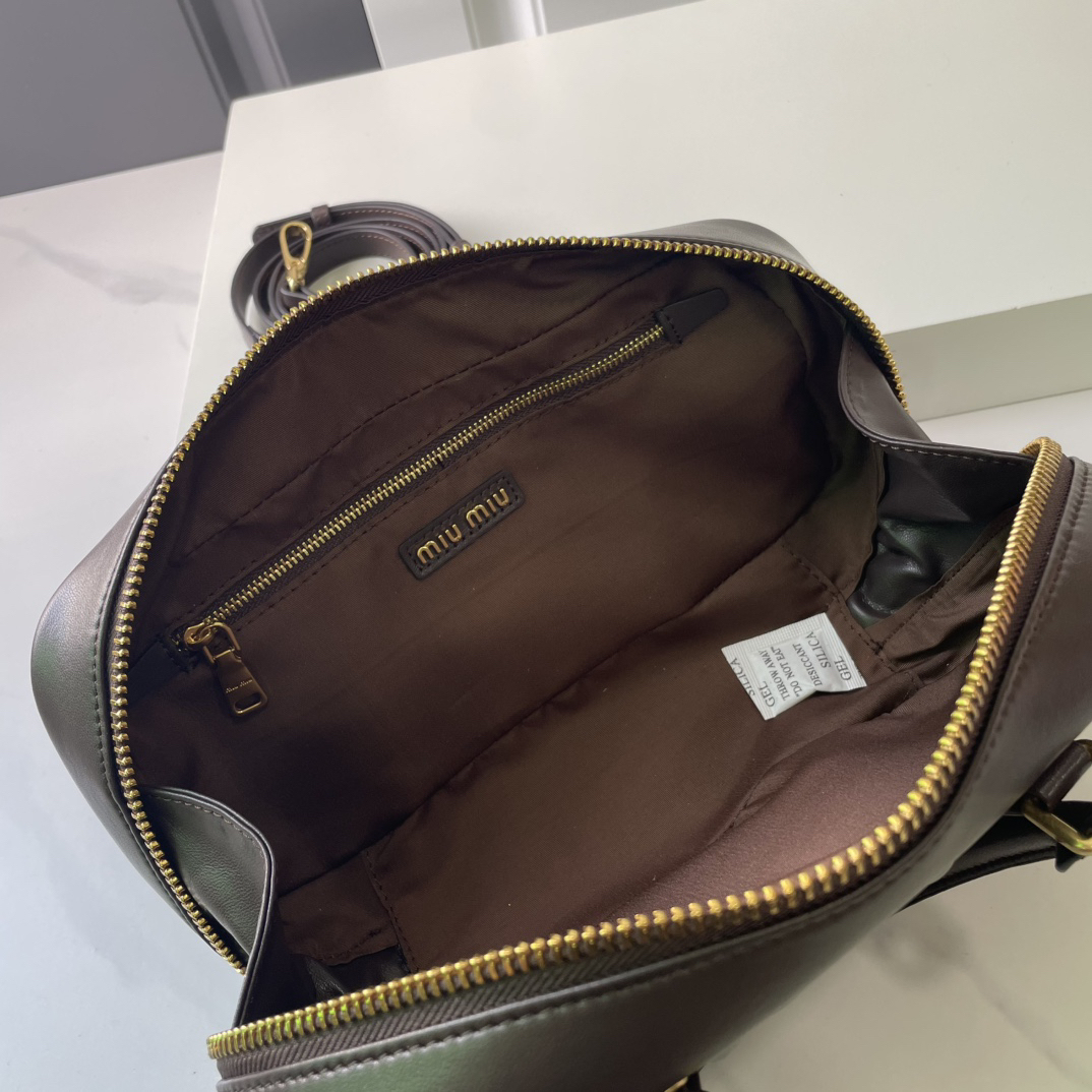 ミュウミュウ「Miu Miu」ボウリングバッグ 2025SSコレクション レザーショルダーバッグ