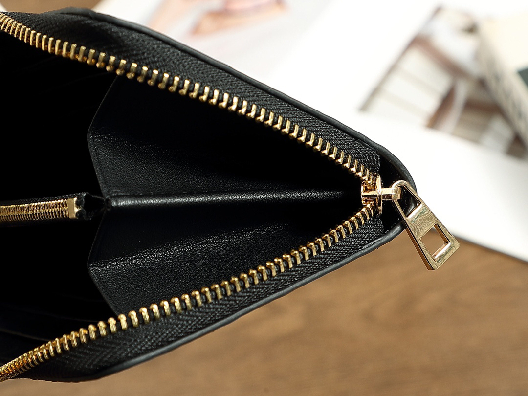 ロエベ「Loewe」ジッパー付き財布