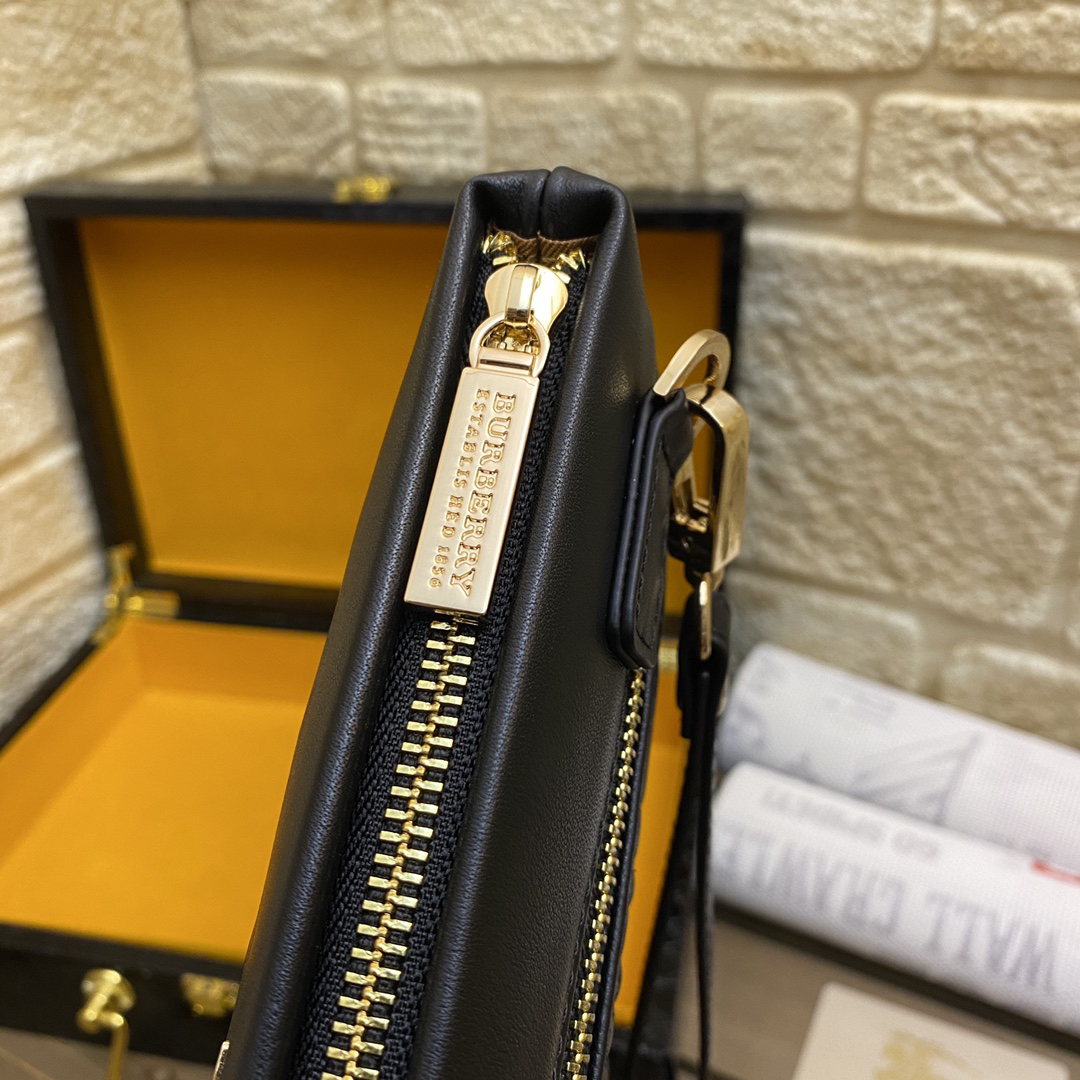 バーバリー「Burberry」メンズ ソフトレザー ポシェット