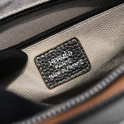 エルメス「Hermès」メンズ Tプレート 縦型クロスボディバッグ