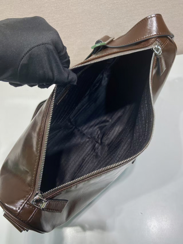 プラダ「Prada」レザー ショルダーバッグ