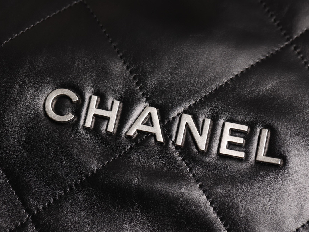 シャネル「Chanel」22バッグ シルバーロゴ ミディアムサイズ