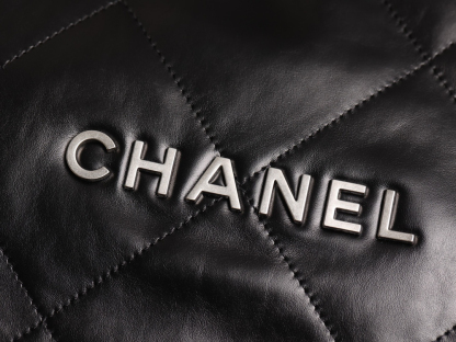 シャネル「Chanel」22バッグ シルバーロゴ ミディアムサイズ