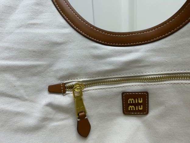 ミュウミュウ「Miu Miu」Ivyコレクション キャンバスレザーバケットバッグ