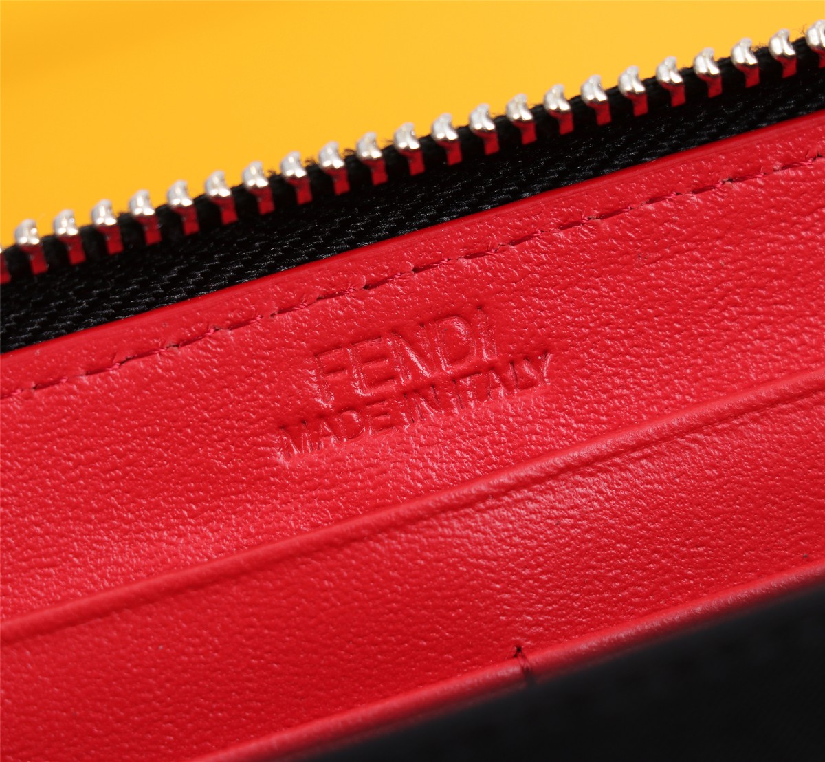 フェンディ「Fendi」高級エンボス牛革の大きな イタリア製財布