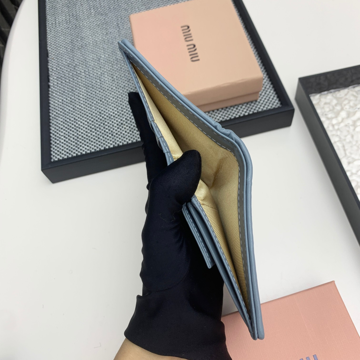 ミュウミュウ「Miu Miu」マテラッセレザー  折り財布