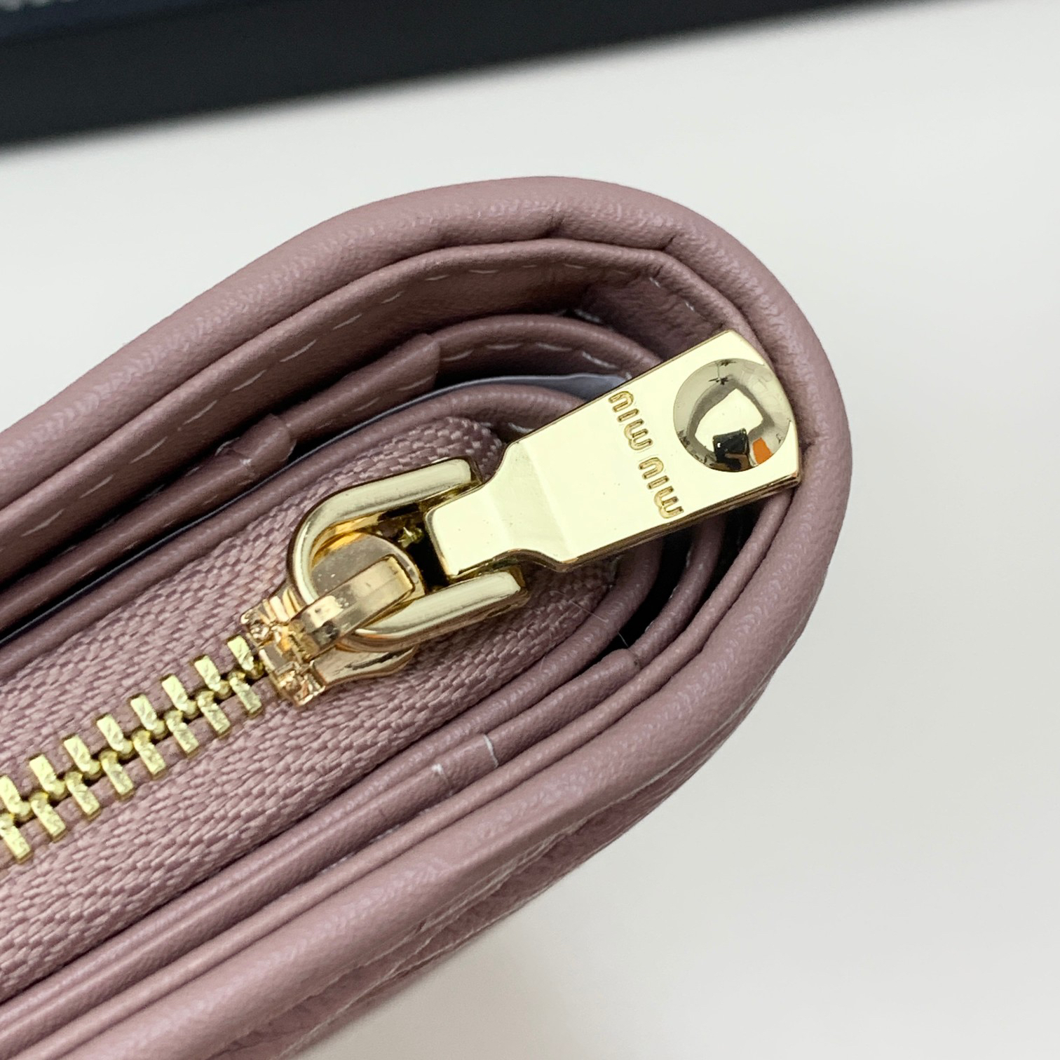 ミュウミュウ「Miu Miu」マテラッセレザー ジップアラウンド 折り財布