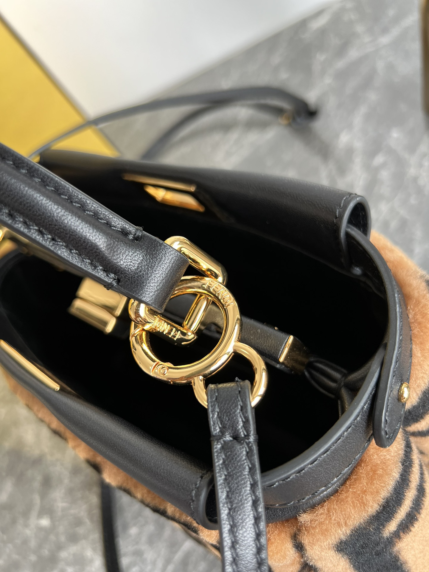 フェンディ「Fendi」シープスキン珐琅シリーズ ミニトートバッグ