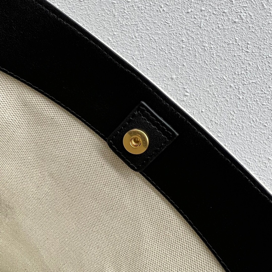 セリーヌ「Celine」2022 CUIR TRIOMPHE バケットバッグ