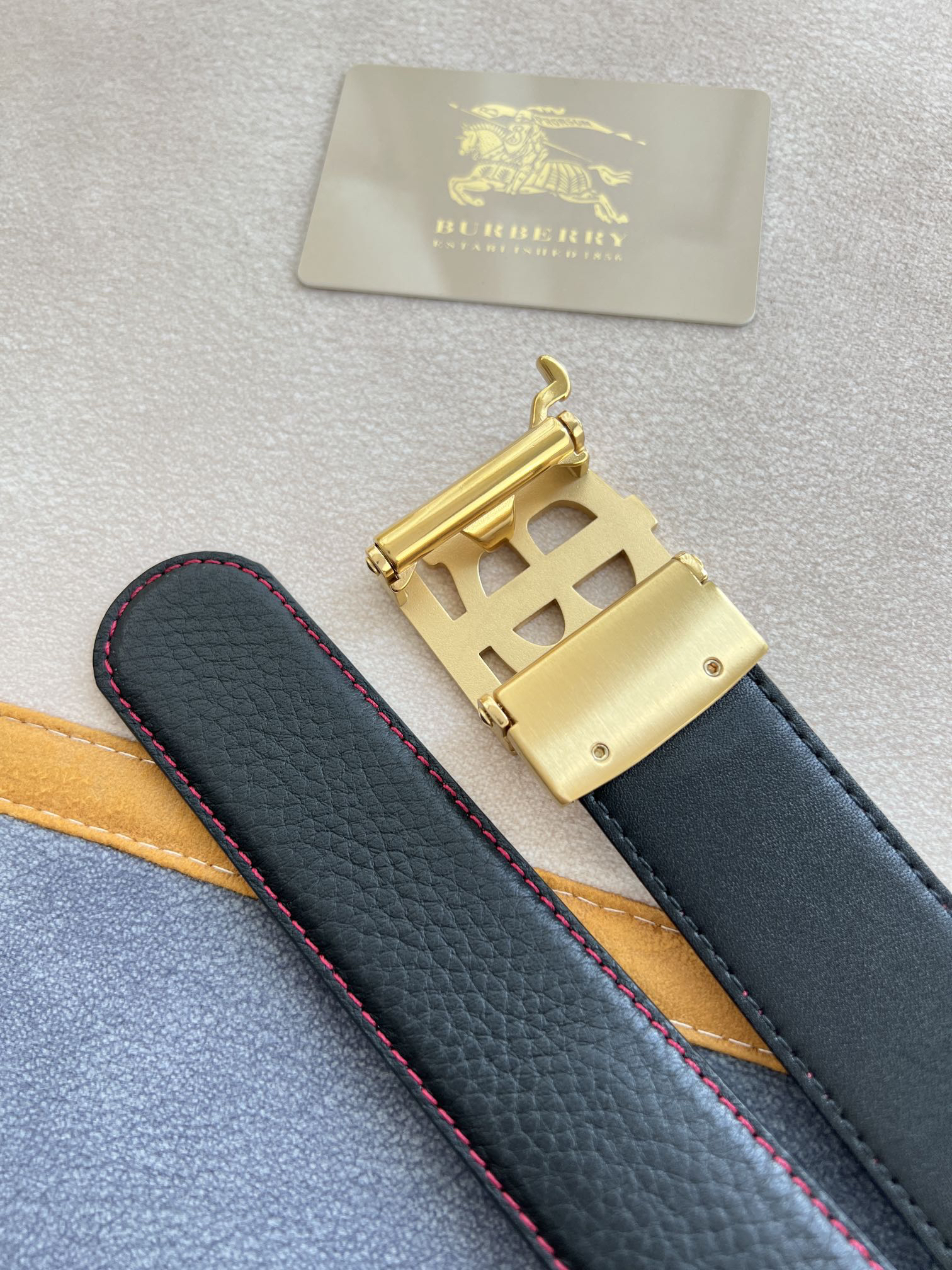 バーバリー「Burberry」オートロックTBベルト 2色