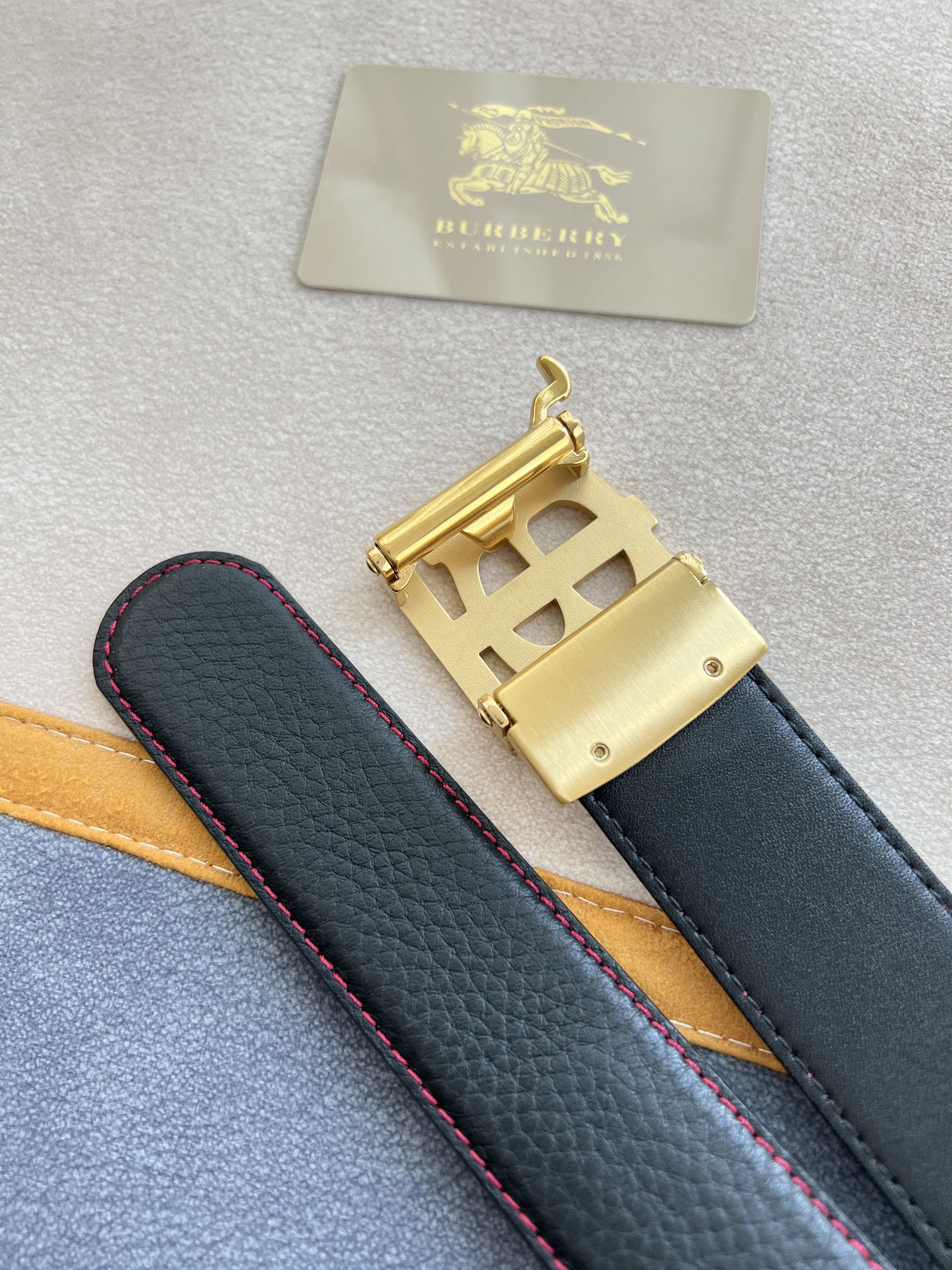 バーバリー「Burberry」オートロックTBベルト 2色