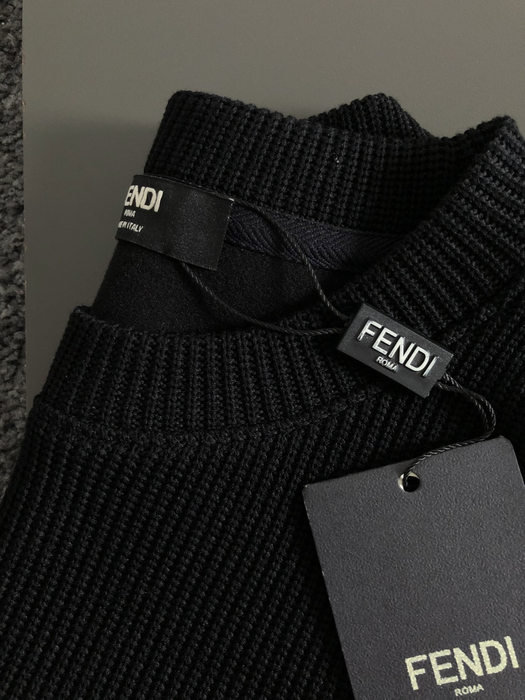 フェンディ「Fendi」フェンディ ロゴパッチ ジップアップスウェットシャツ / プルオーバー