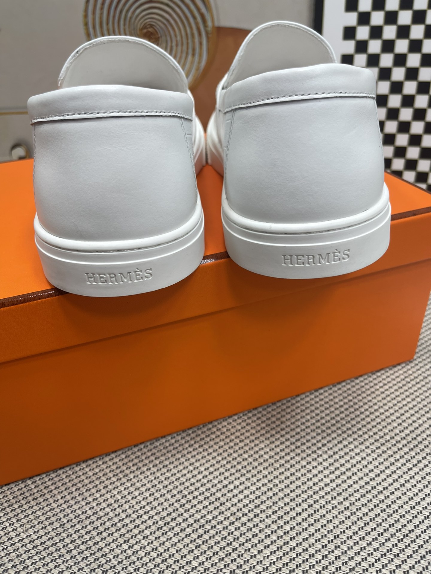エルメス［Hermès］おしゃれなペアスニーカー