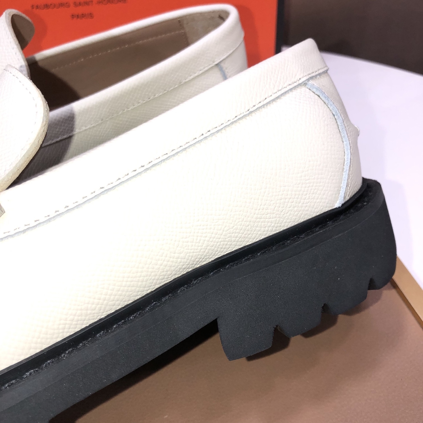 エルメス［Hermès］おしゃれなペアスニーカー
