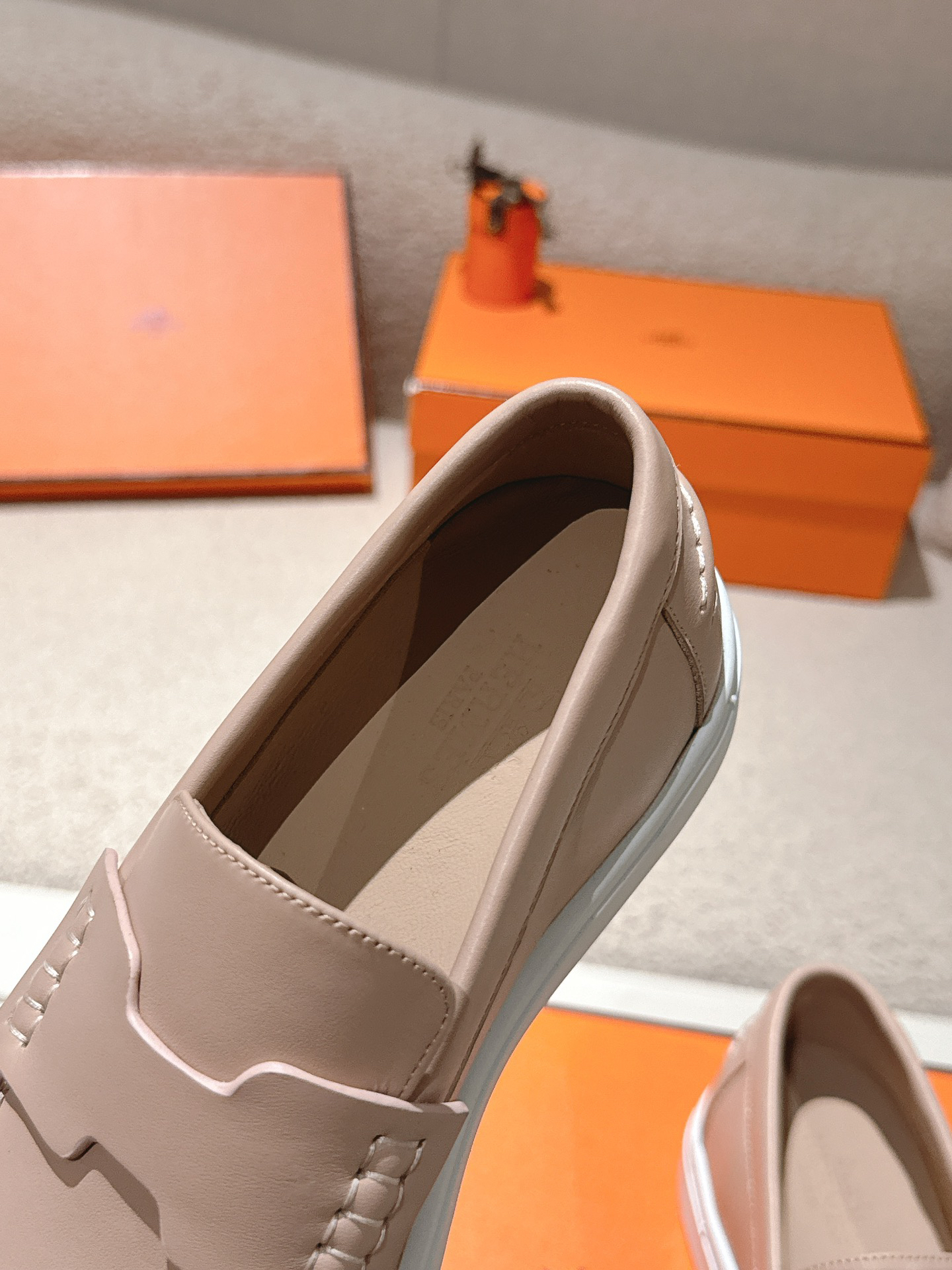エルメス［Hermès］おしゃれなペアスニーカー