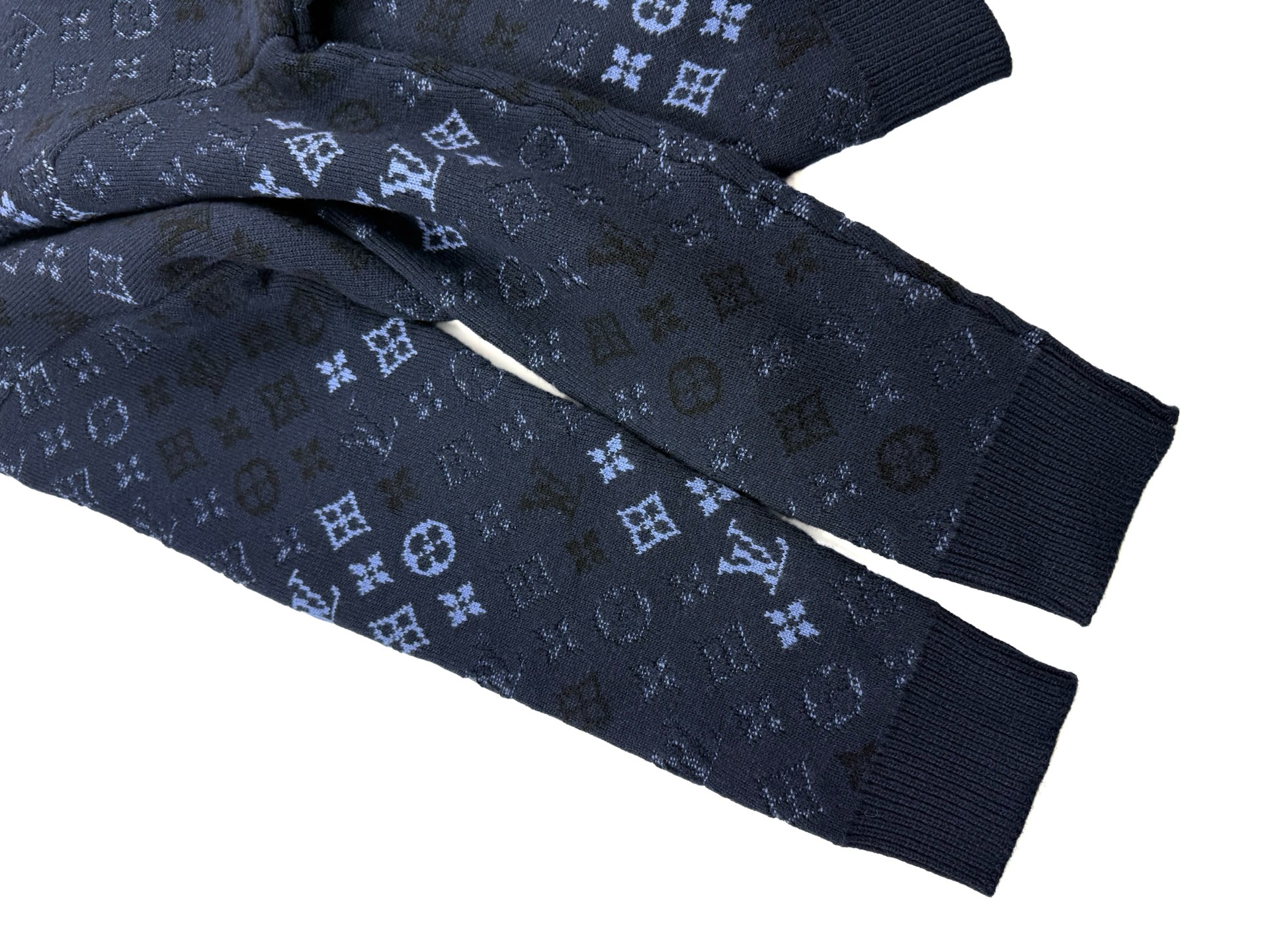 ルイ・ヴィトン「Louis Vuitton」ルイ・ヴィトン モノグラム サープラス ジャカード プルオーバー / メンズ ニットセーター