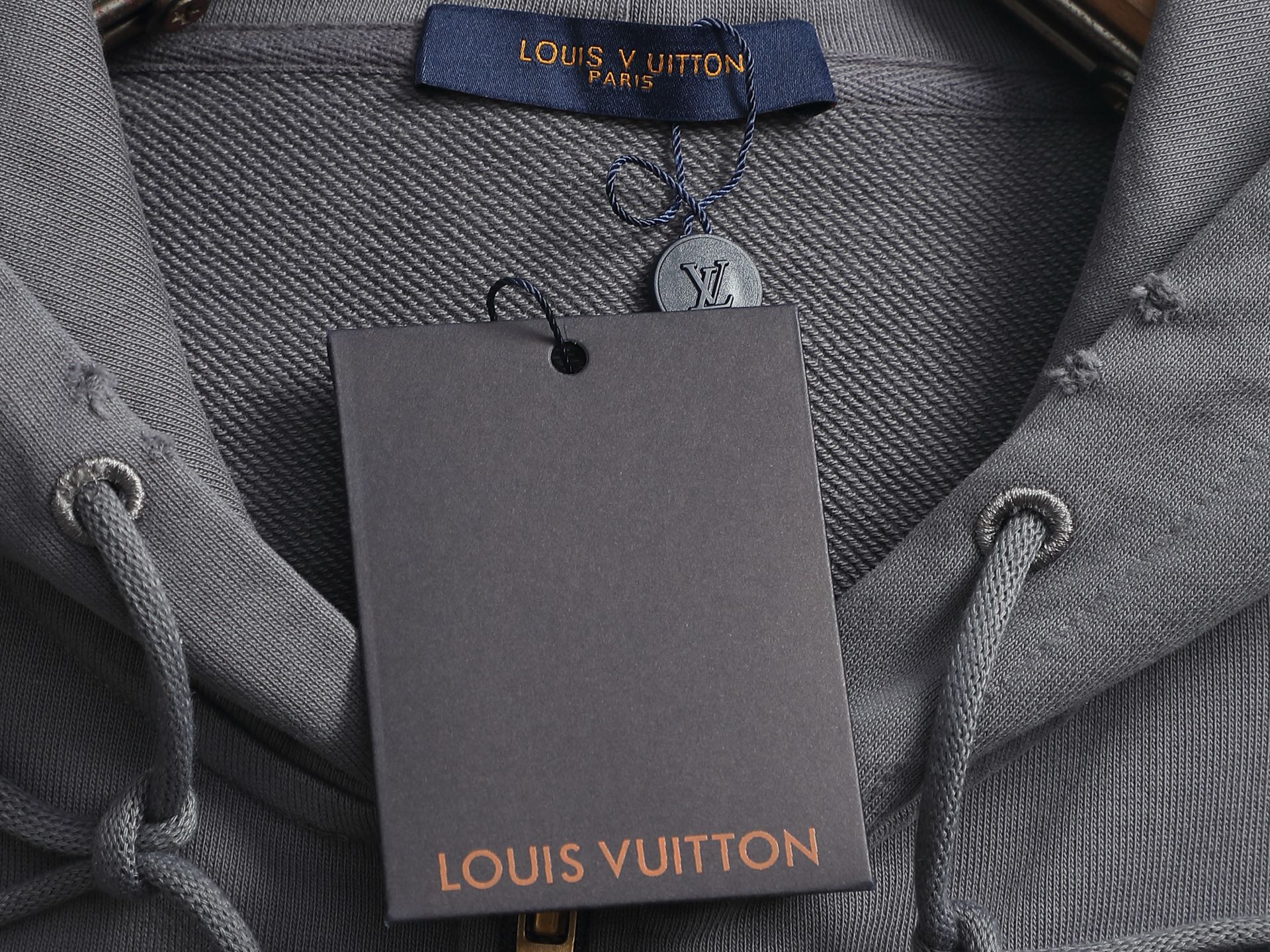 ルイ・ヴィトン「Louis Vuitton」ルイ・ヴィトン レタリング レザーパッチ フーデッド スウェットシャツ / ユニセックス