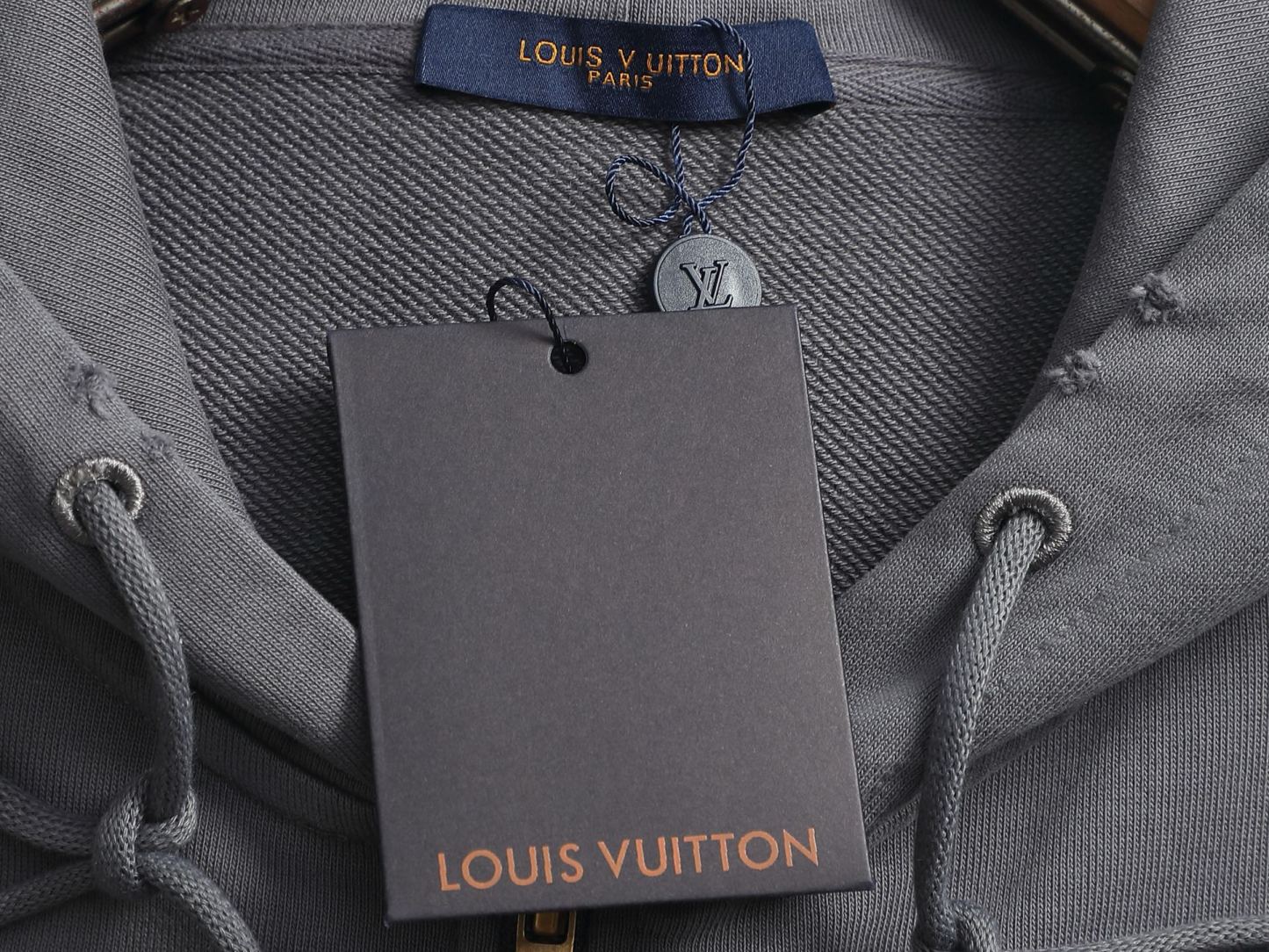 ルイ・ヴィトン「Louis Vuitton」ルイ・ヴィトン レタリング レザーパッチ フーデッド スウェットシャツ / ユニセックス