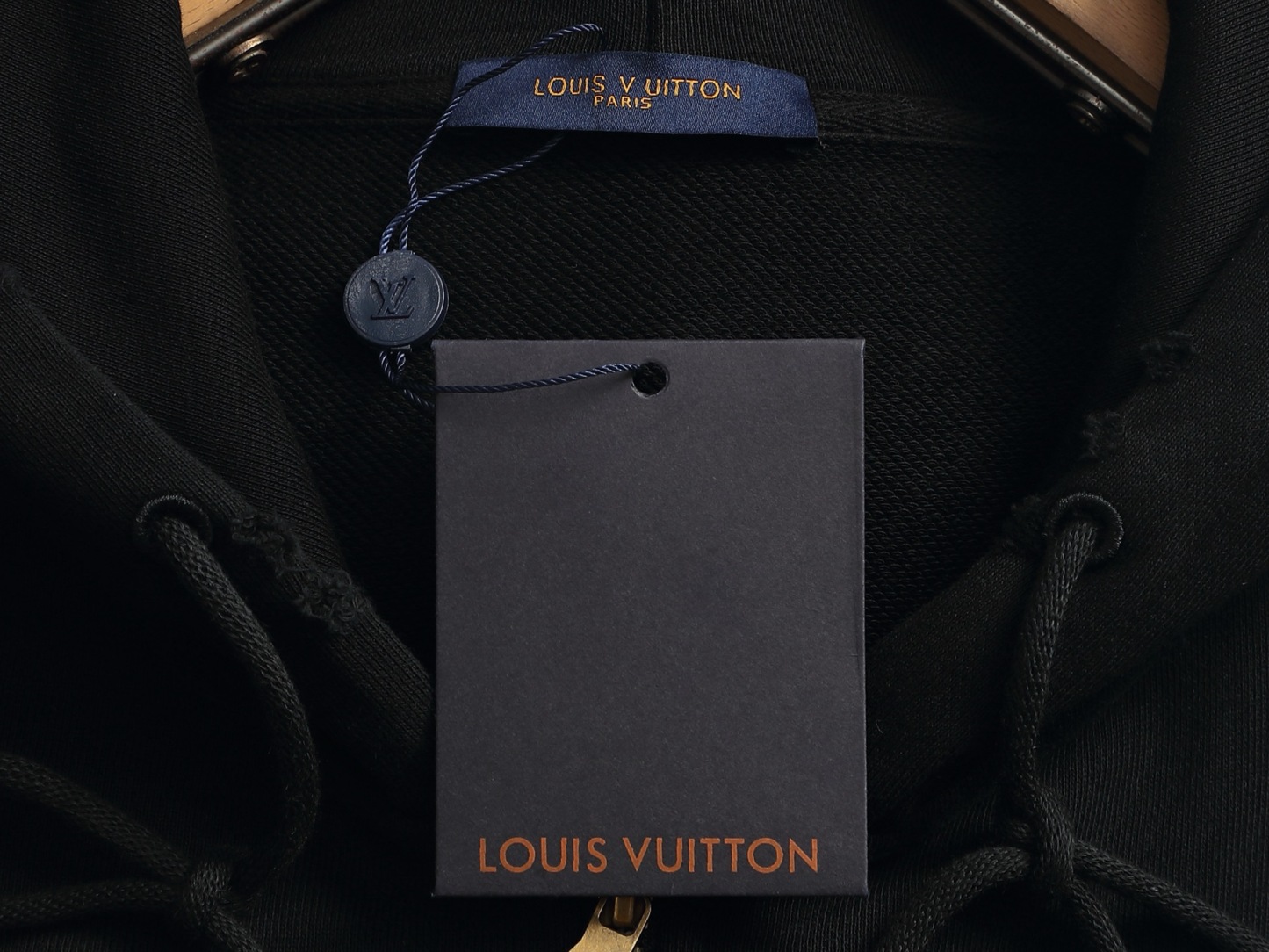 ルイ・ヴィトン「Louis Vuitton」ルイ・ヴィトン レタリング レザーパッチ フーデッド スウェットシャツ / ユニセックス