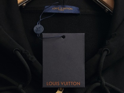 ルイ・ヴィトン「Louis Vuitton」ルイ・ヴィトン レタリング レザーパッチ フーデッド スウェットシャツ / ユニセックス