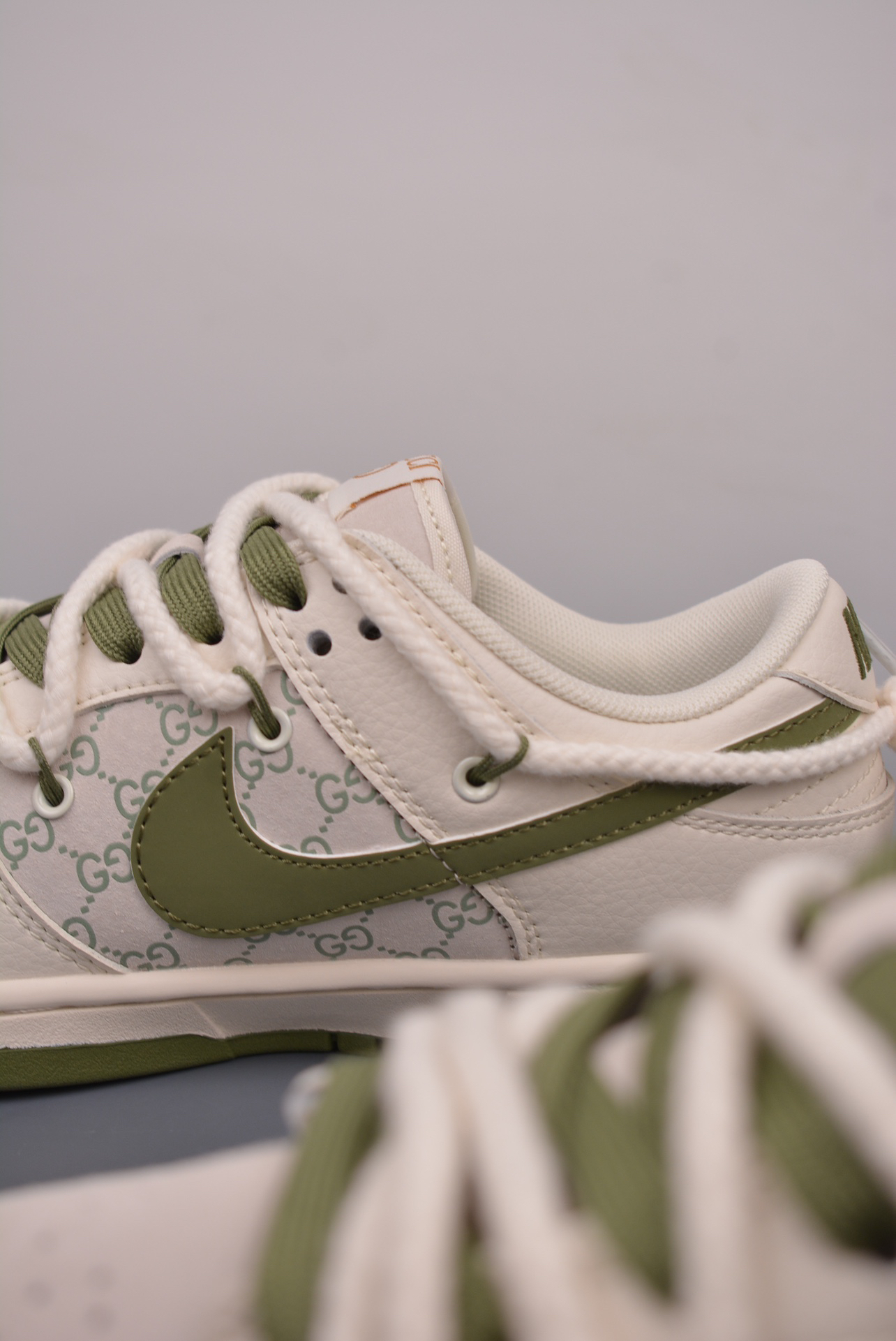 「コラボモデル」Gucci x Nike   SB Dunk Low デコンストラクション ドローストリングスニーカー