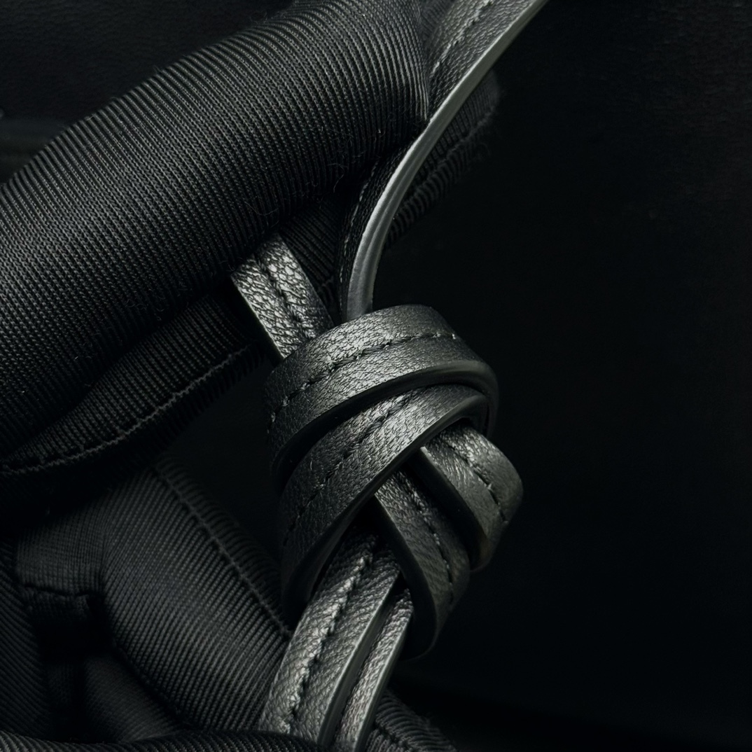 サンローラン「Saint Laurent」Paris Vill ドローストリング ショルダーバッグ