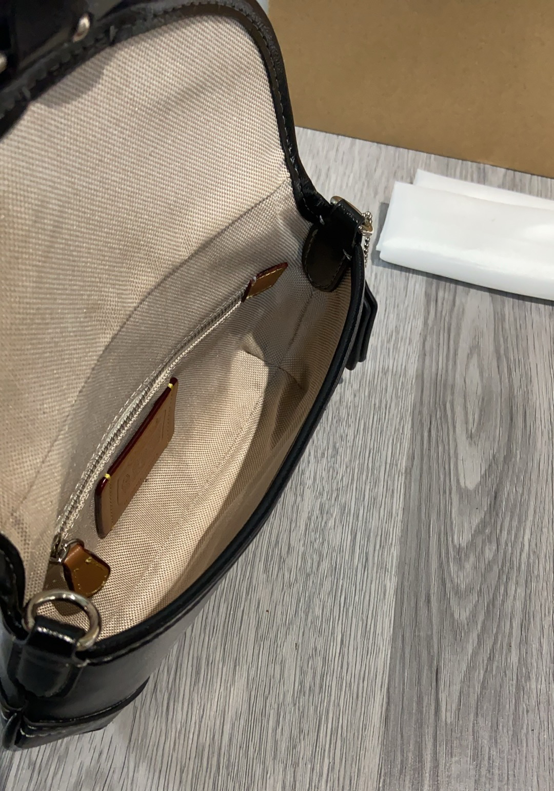 コーチ「Coach」Nolita ラミネートレザー バゲットバッグ