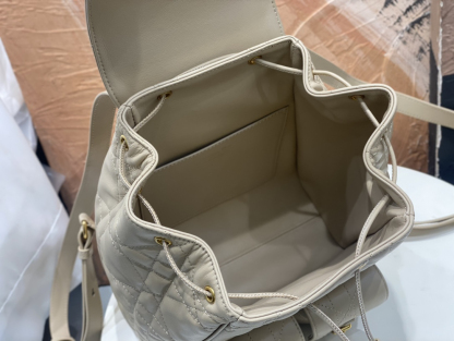 ディオール「Dior」CARO ミディアム バックパック マイルドベージュ ラムスキン カナージュ エフェクト