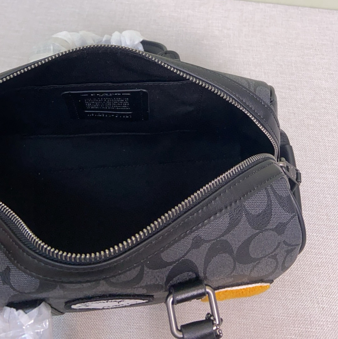 コーチ「Coach」Venturer ピローショルダーバッグ