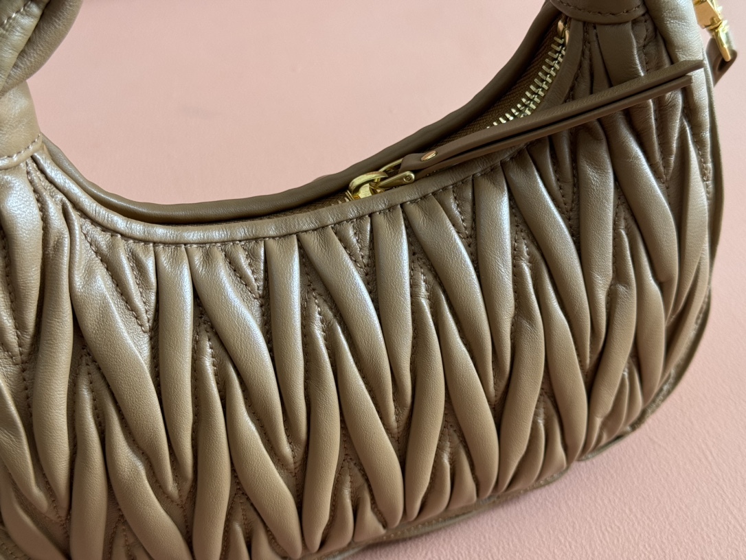 ミュウ ミウ(Miu Miu)ワンダー マトラッセ ラムスキンのホーボー ミニバッグ