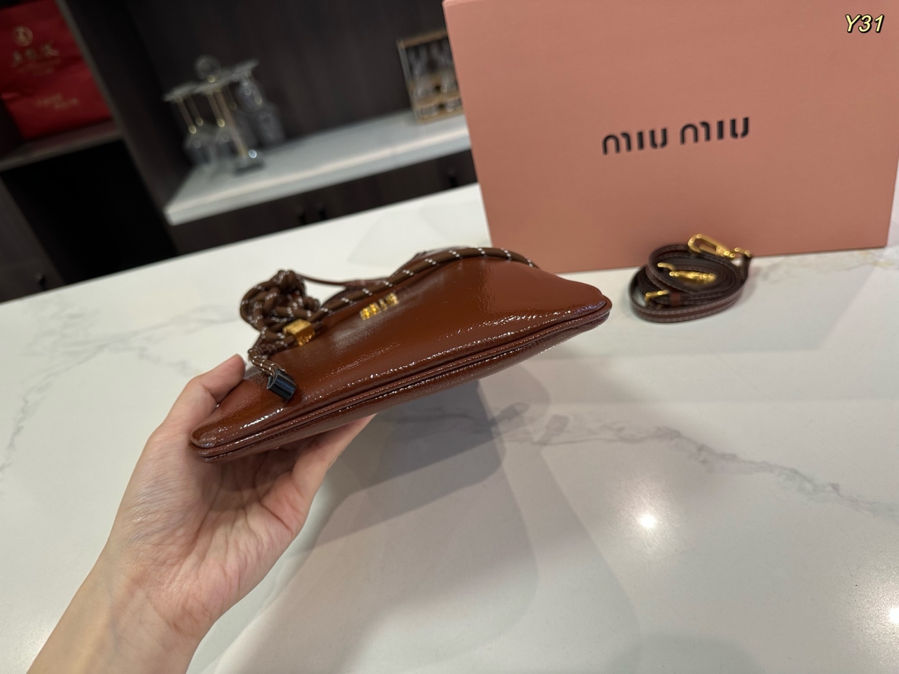 ミュウミュウ「Miu Miu」ラミー アイビートートバッグ コンパクトスリムシルエット