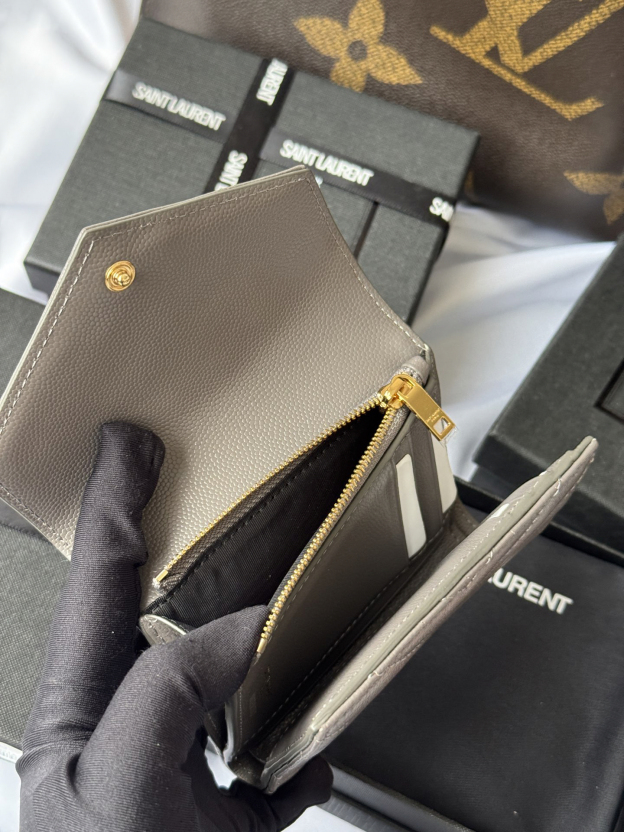 サンローラン「Saint Laurent」CASSANDRE MATELASSÉ 三つ折り財布