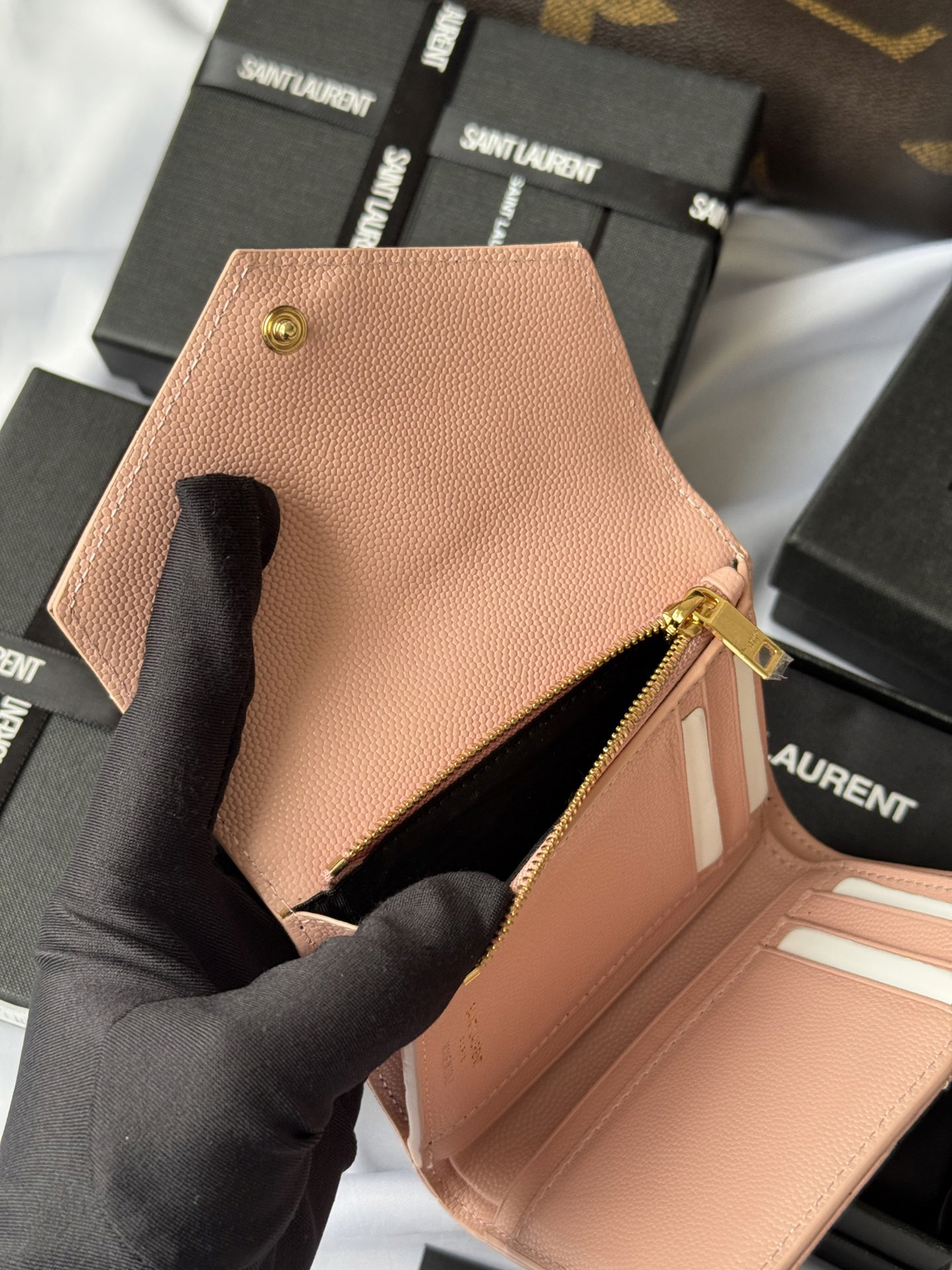 サンローラン「Saint Laurent」CASSANDRE MATELASSÉ 三つ折り財布