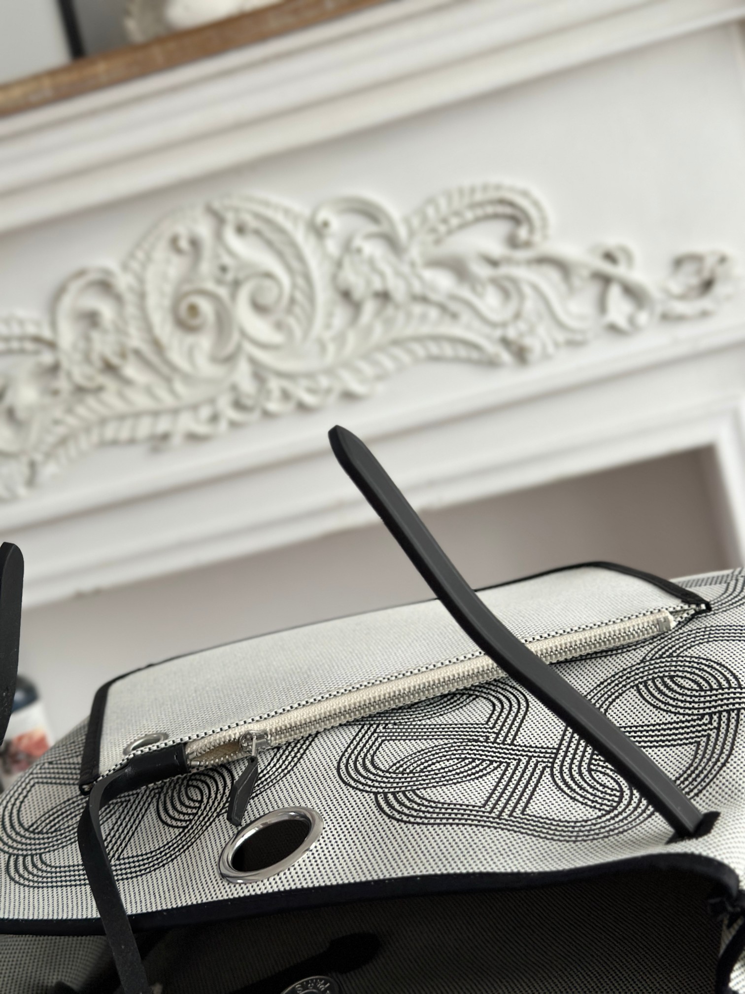 エルメス「Hermès」ハーバッグ ジップ31 鋲打ちトートバッグ「Herbag Zip 31 hobnailed」