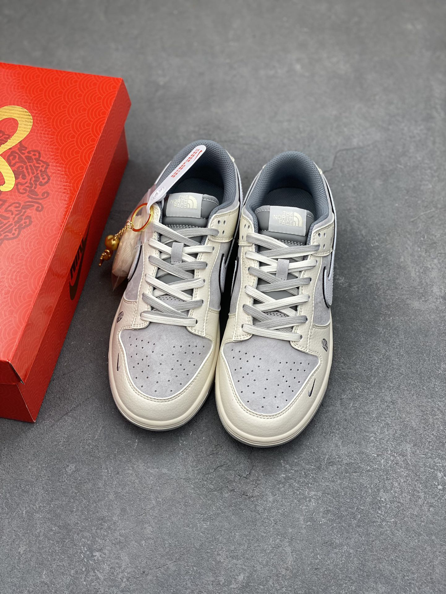 「コラボモデル」The North Face x Nike SB Dunk Low スネークイヤー エディション 'White Grey' ダブルシューレース スニーカー