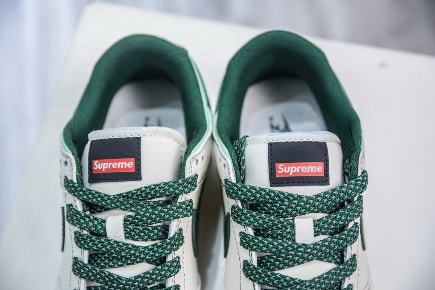 「コラボモデル」Supreme x Nike SB Dunk Low スニーカー