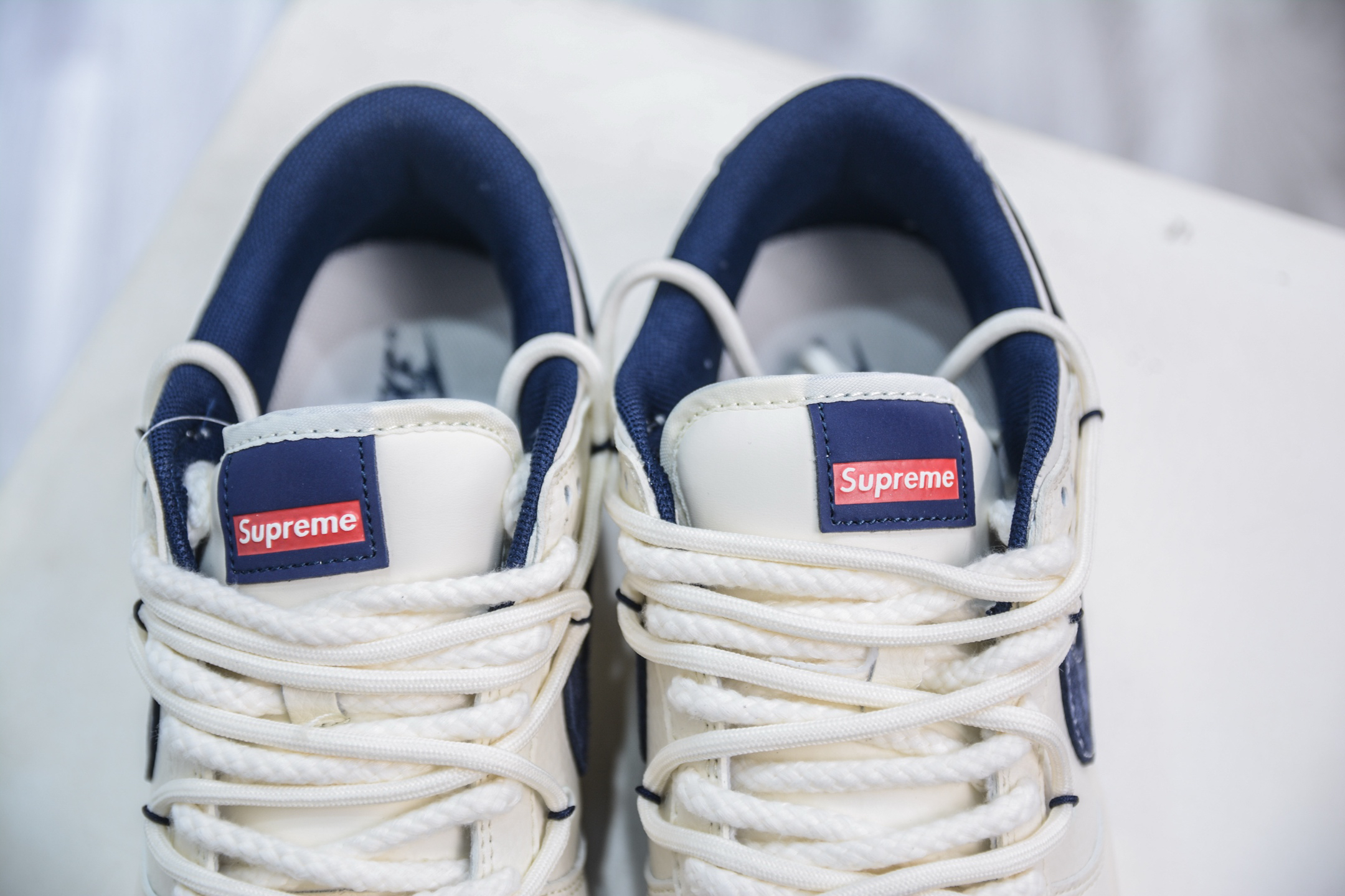 「コラボモデル」Supreme x Nike SB Dunk Low スニーカー