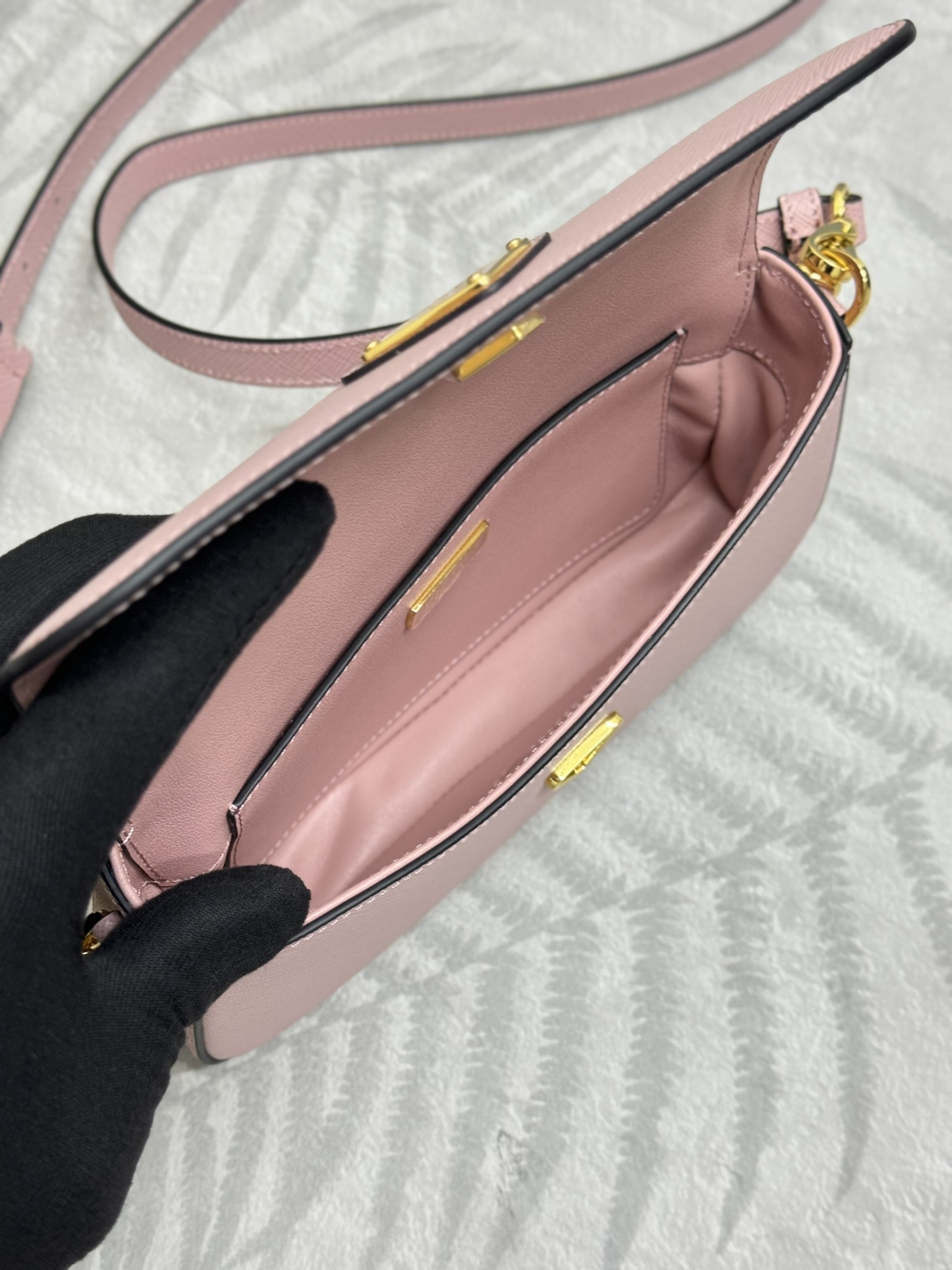 プラダ「Prada」 キャビンクルー ミニバッグ レザー ハンドバッグ