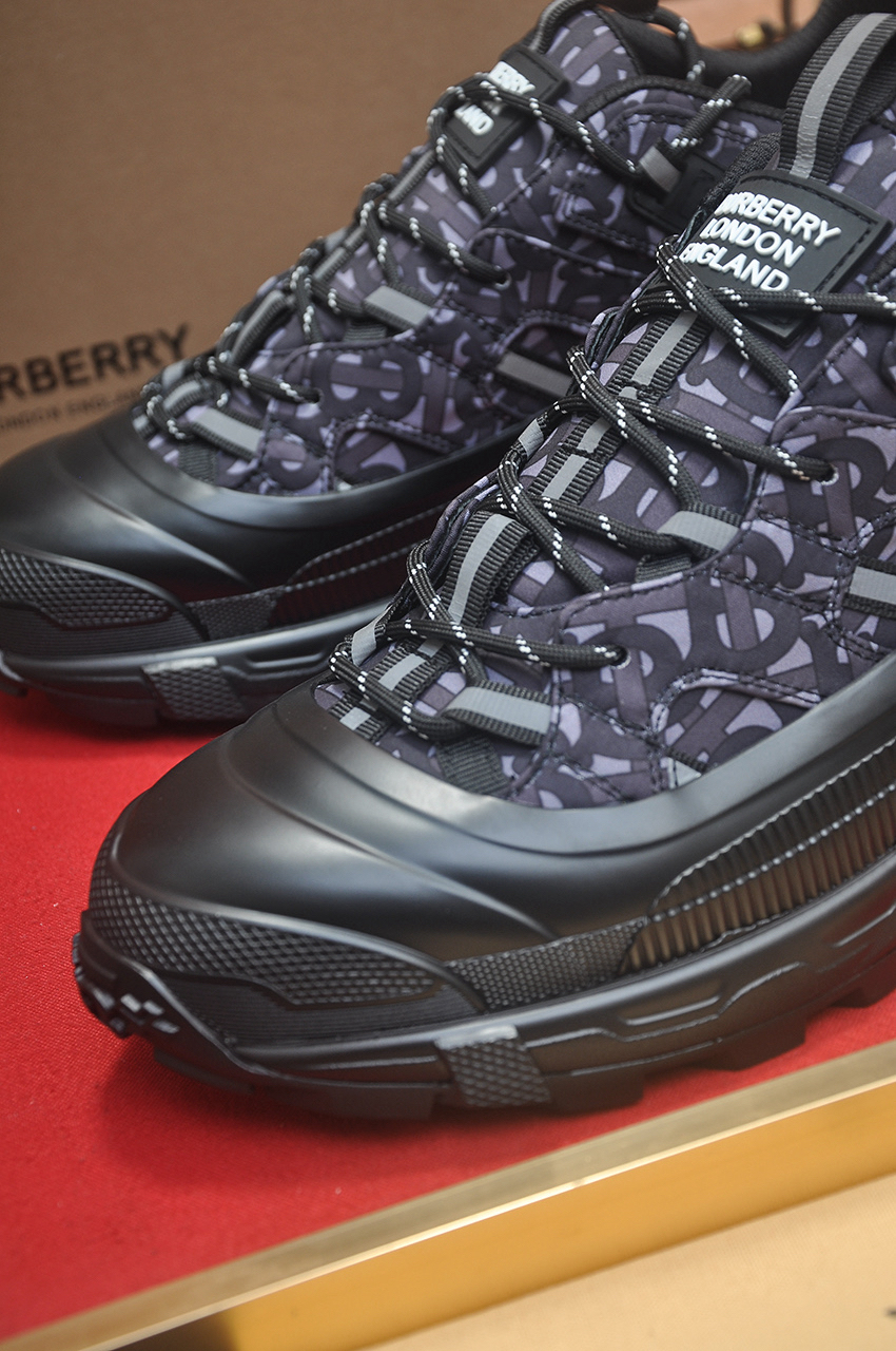 バーバリー「Burberry」 HouseCheck ハウスチェック レザーアーサー ローカットスニーカー