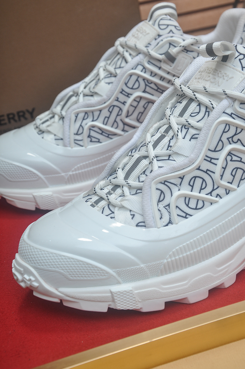 バーバリー「Burberry」バーバリークラシックグレンチェック レザーコートチェック クラシックローファイ スニーカー