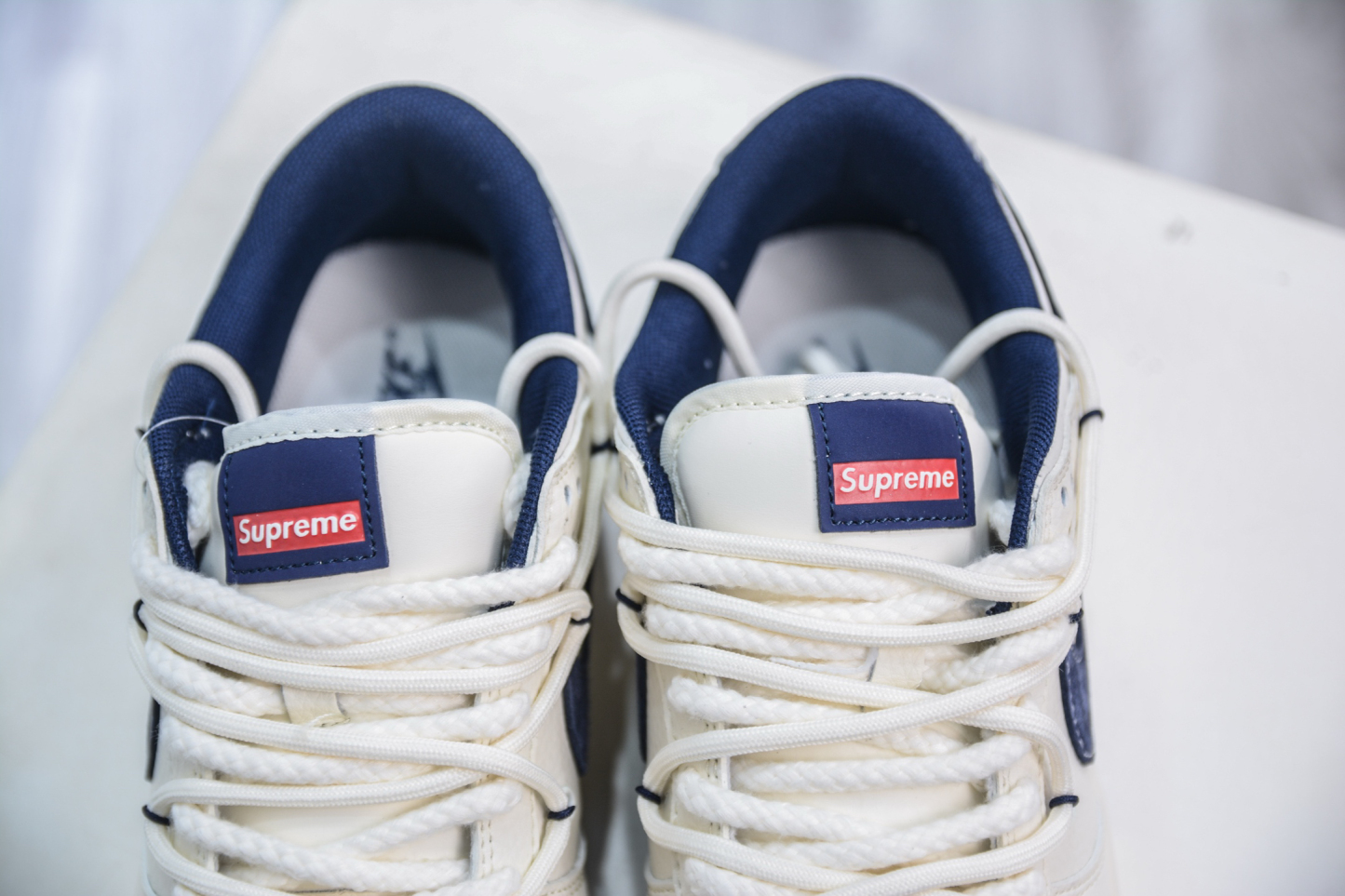 「コラボモデル」Supreme x Nike SB Dunk Low スニーカー