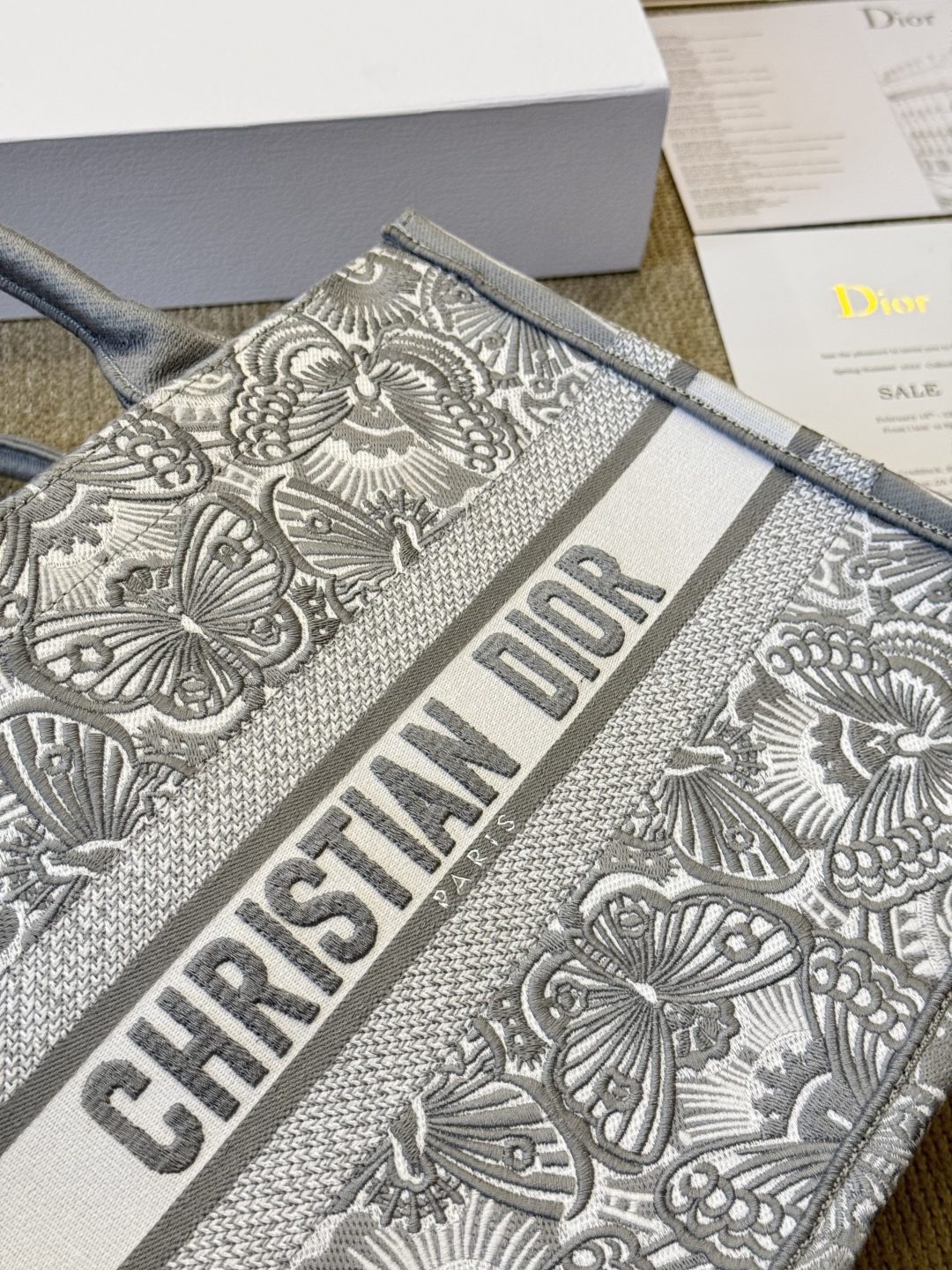 ディオール Dior Book Tote バッグ スモール、ミディアム、ラージの3つのサイズ