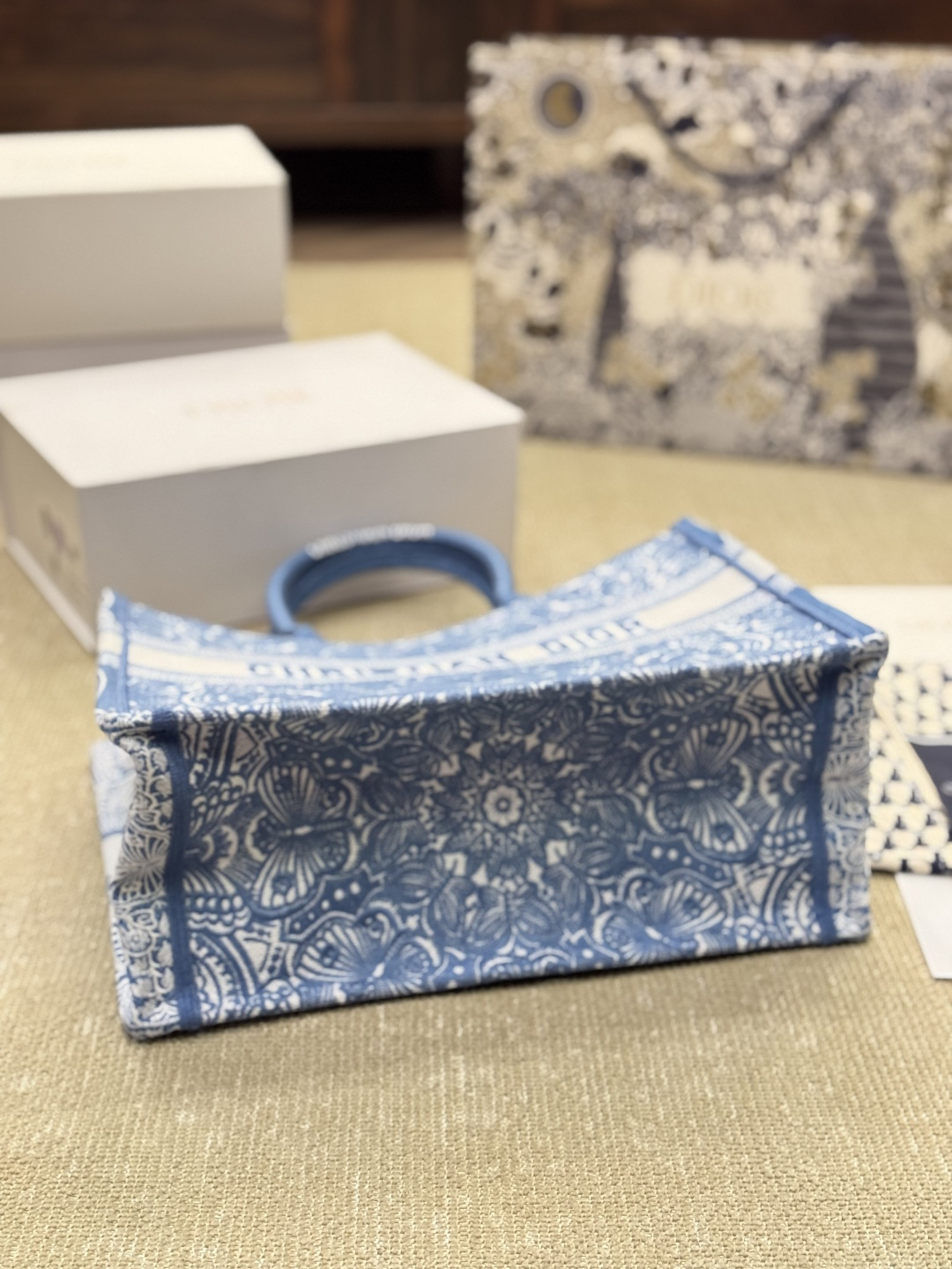 ディオール Dior Book Tote バッグ スモール、ミディアム、ラージの3つのサイズ