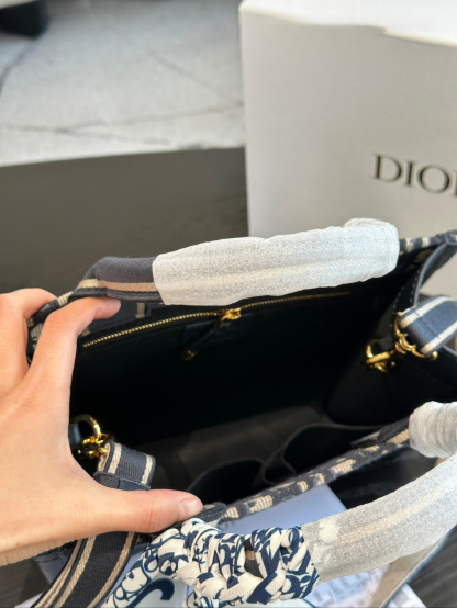 ディオール Dior Book Tote バッグ スモール、ミディアムの2つのサイズ