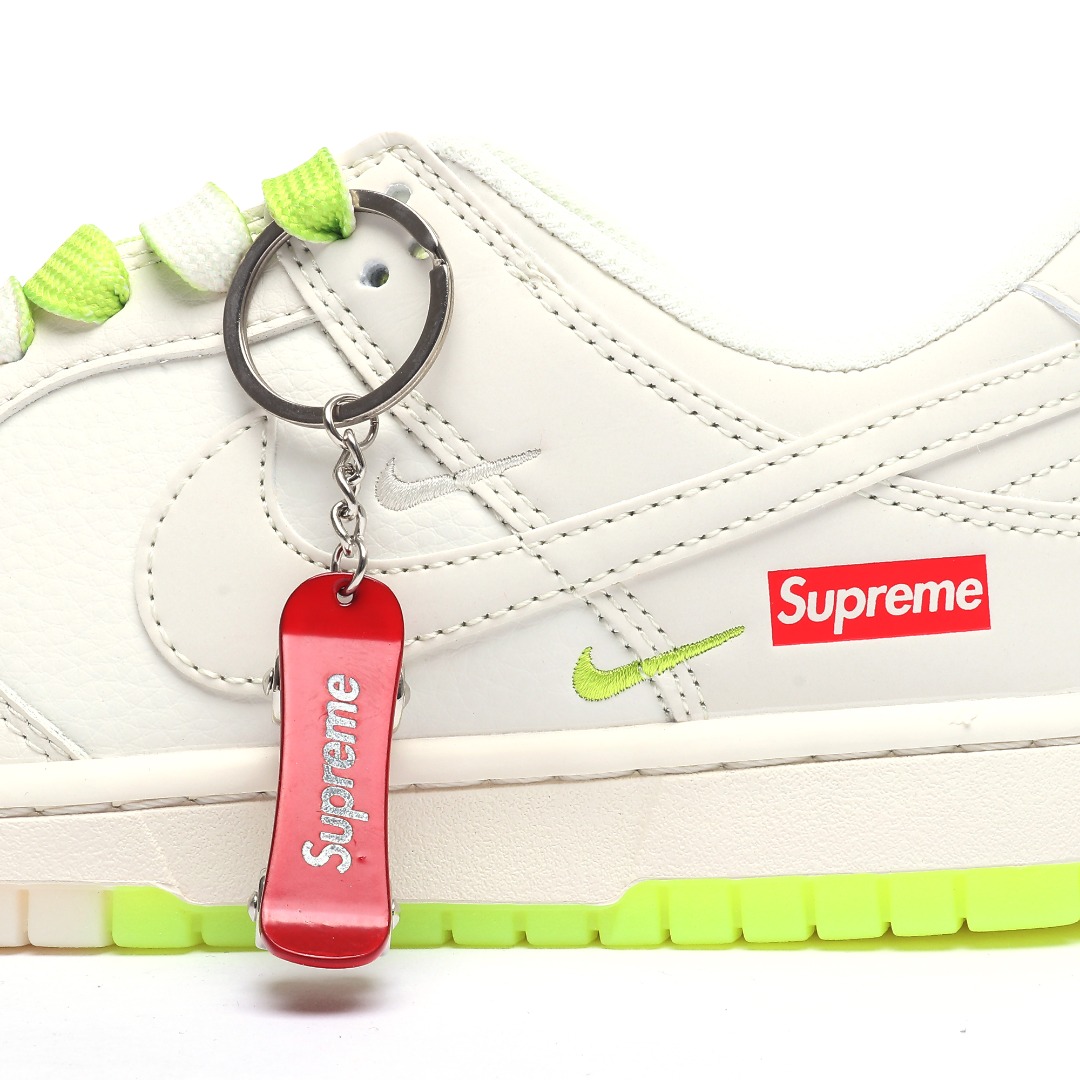 「コラボモデル」Supreme x Nike SB Dunk Low スニーカー