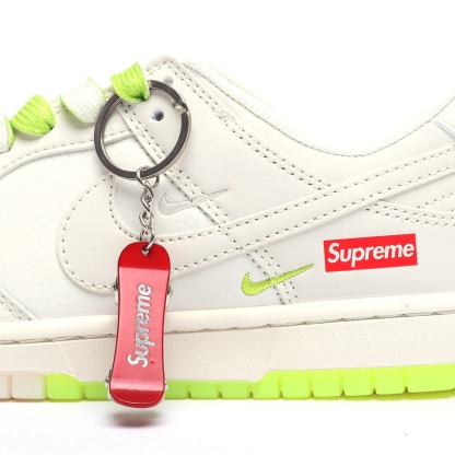 「コラボモデル」Supreme x Nike SB Dunk Low スニーカー