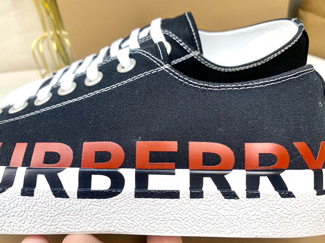 バーバリー「Burberry」メンズクラシックローカットスニーカー