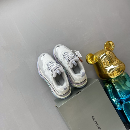 バレンシアガ「Balenciaga」Triple S スニーカー