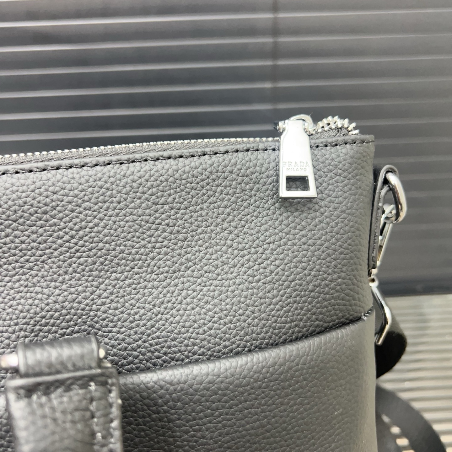 プラダ「Prada」クラシック レザートートバッグ