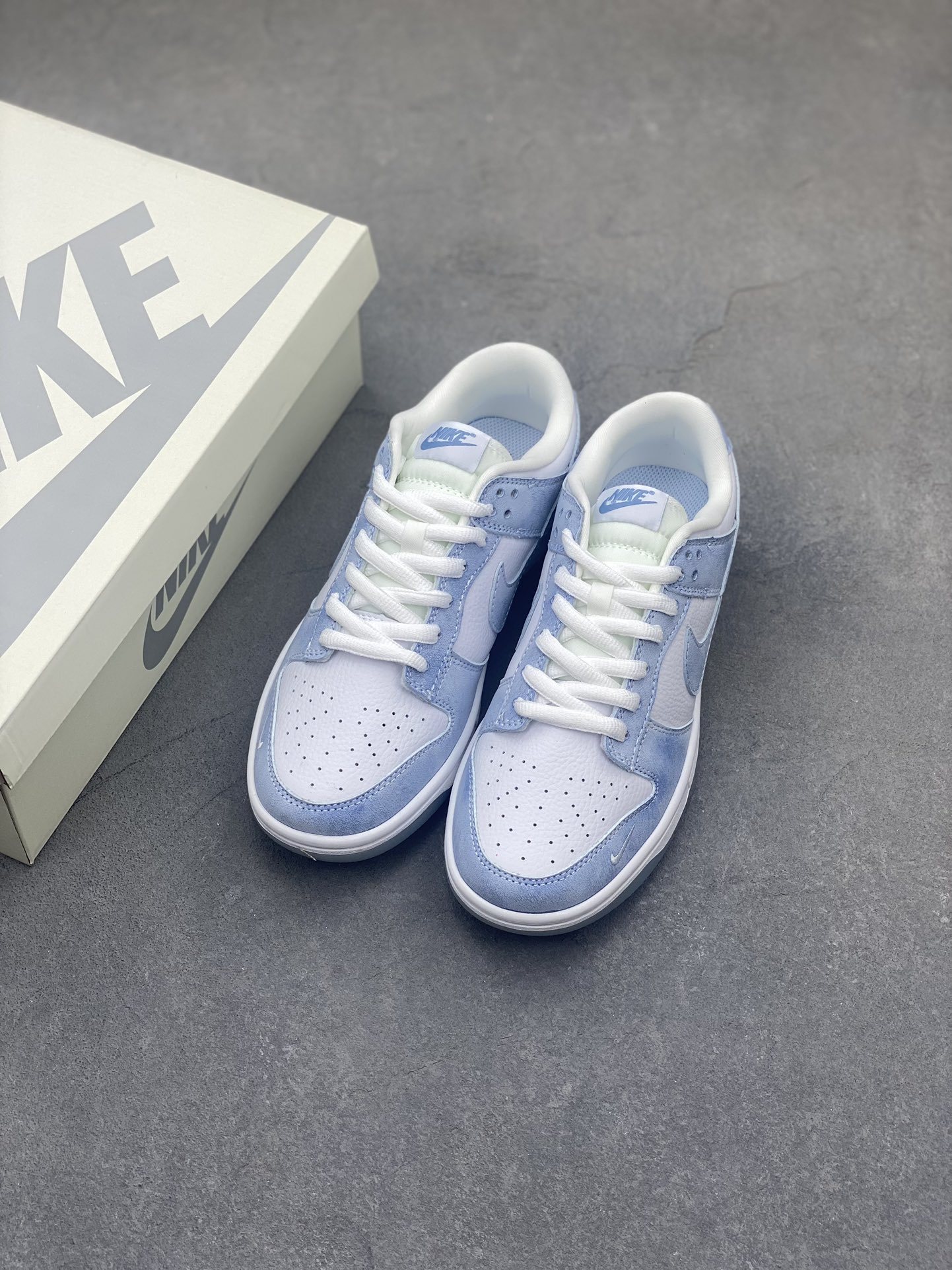 「コラボモデル」Supreme x Nike SB Dunk Low スニーカー